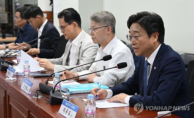 이용우 더불어민주당 의원(오른쪽)이 발언하고 있다. [연합뉴스 자료사진]