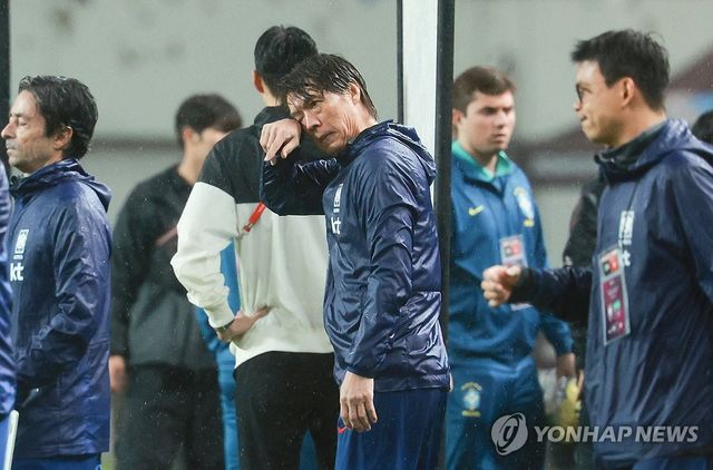 빗물 닦는 홍명보 감독