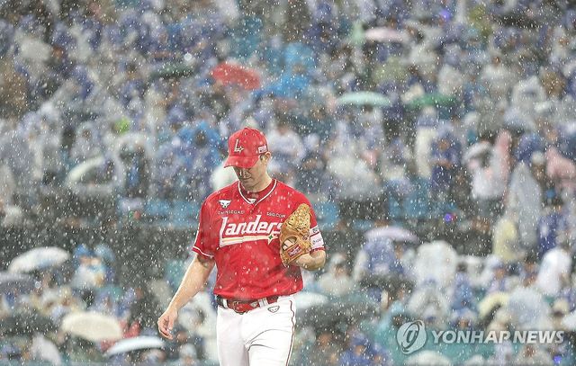 갑자기 쏟아지는 비에 중단되는 프로야구 준PO 3차전