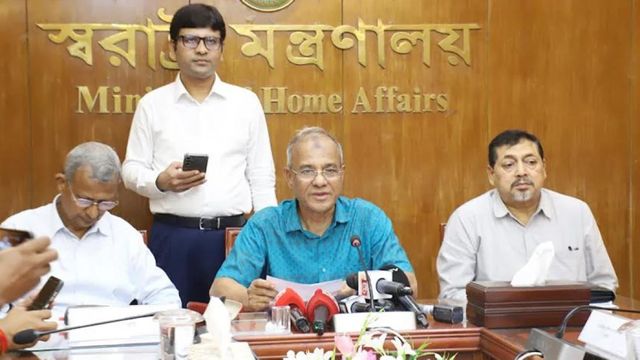 브리핑하는 초우두리 방글라데시 과도정부 내무고문(가운데)