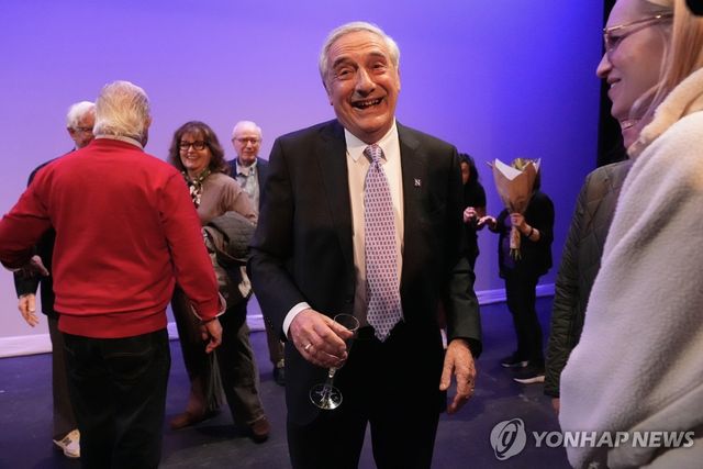 노벨경제상 선정 축하하는 모키어 교수