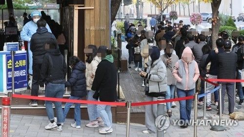 지난 2021년 선별진료소에서 대기하는 시민들