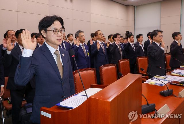 산자위 국정감사서 선서하는 김정관 장관