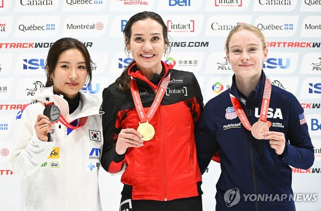 여자 1,500ｍ 결승에서 은메달을 따낸 김길리(맨 왼쪽)