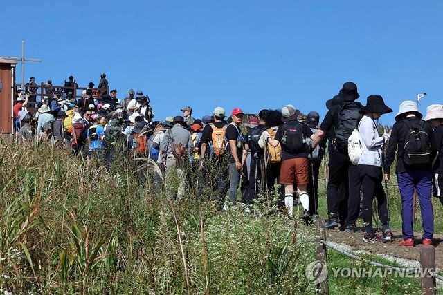 무등산 정상 전망대에 북적이는 인파