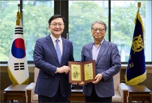 지난달 22일 서울대 관악캠퍼스에서 유홍림 서울대 총장(왼쪽)이 우종수 전 포스코교육재단 이사장(오른쪽)에게 감사패를 전달하는 모습 [서울대학교 제공. 재판매 및 DB 금지]