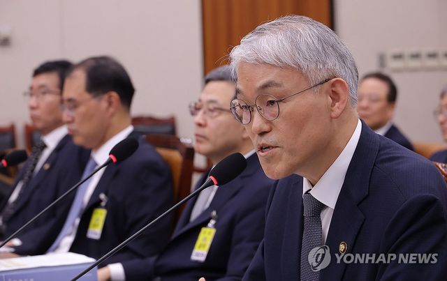 국정감사, 질의 답변하는 천대엽 법원행정처장