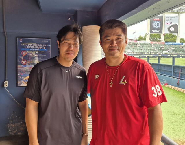 SSG 랜더스 노경은(오른쪽)과 LG 트윈스 김진성