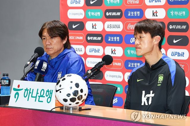 파라과이전 앞두고 기자회견 하는 홍명보 감독과 이재성