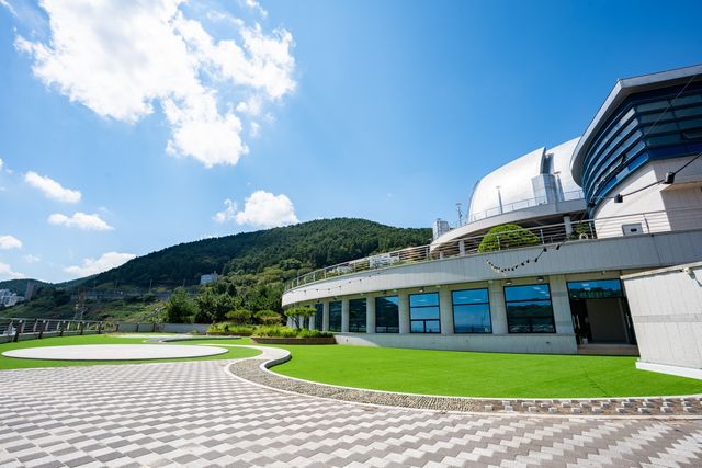 거제문화예술회관 문화지음 야외정원