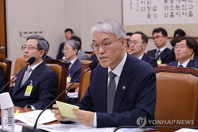 국정감사, 질의 답변하는 천대엽 법원행정처장