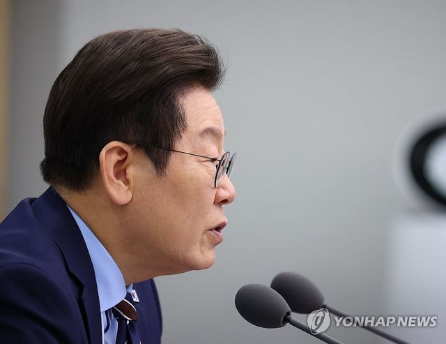 수석보좌관회의 주재하는 이재명 대통령