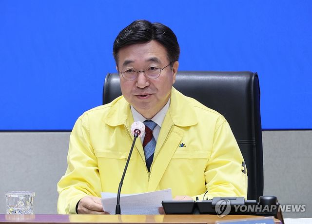 발언하는 윤호중 장관