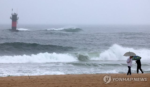 비 내리는 경포해변