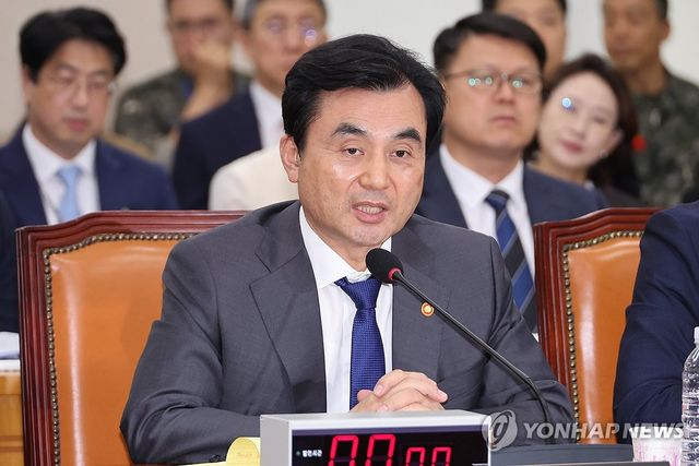 답변하는 안규백 국방부 장관