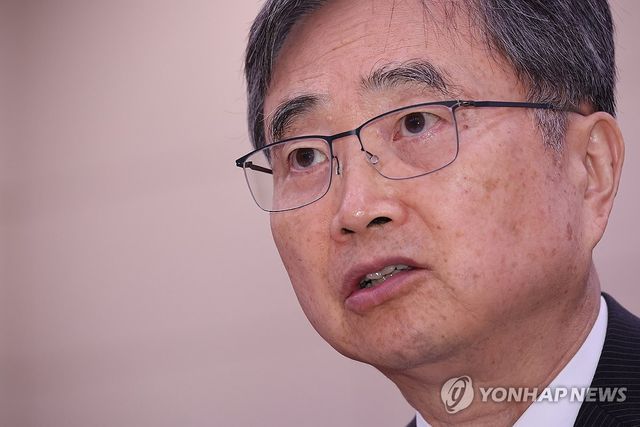 질의에 답하는 조현 외교부 장관