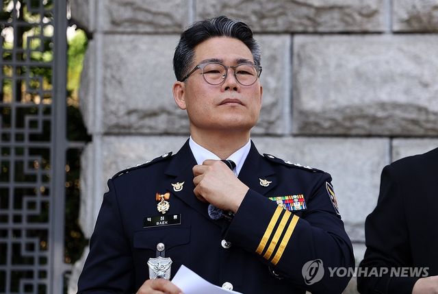 취재진 앞에 선 백해룡 전 형사과장