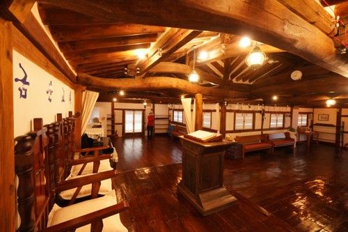 ㄱ자 모양으로 꺾인 금산교회 내부[사진/백승렬 기자]