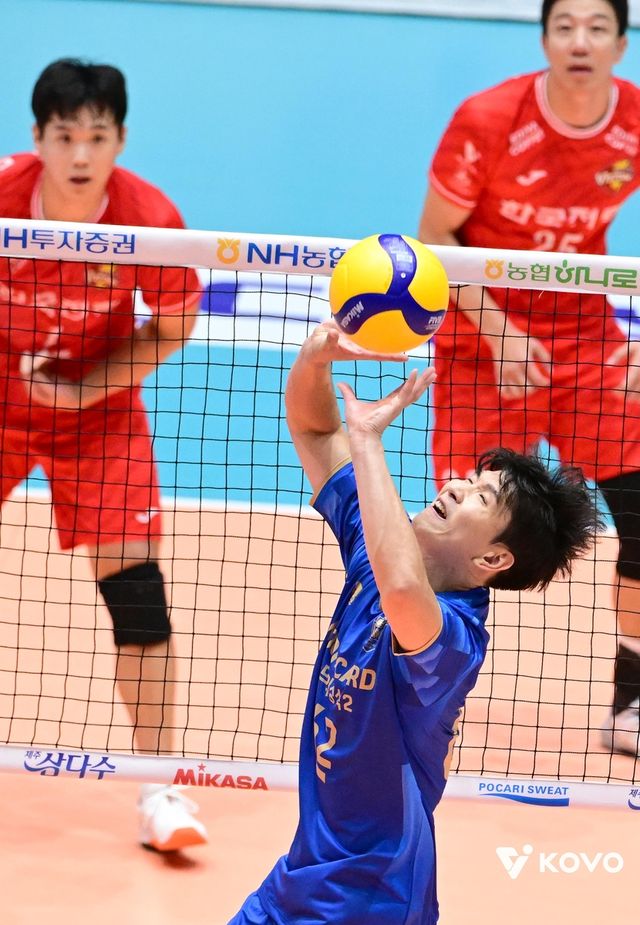 토스하는 우리카드의 이승원