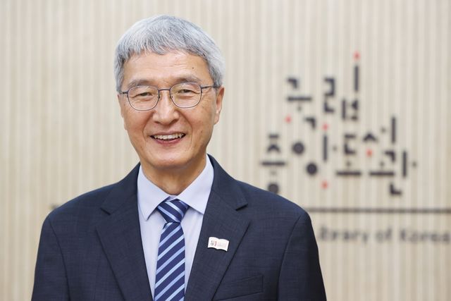 김희섭 국립중앙도서관장 