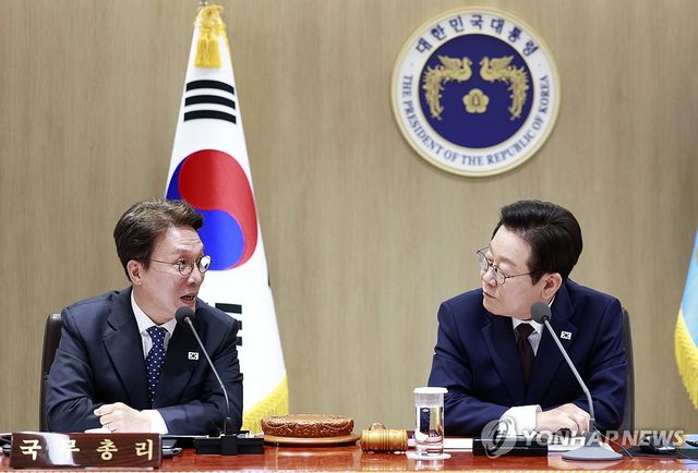 총리 발언 경청하는 이재명 대통령