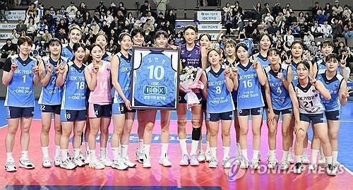 IBK기업은행 선수들로부터 등번호 10번 액자를 선물 받은 김연경