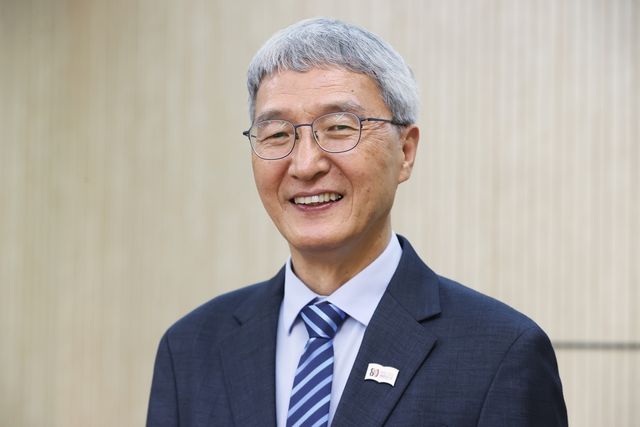 김희섭 국립중앙도서관장 