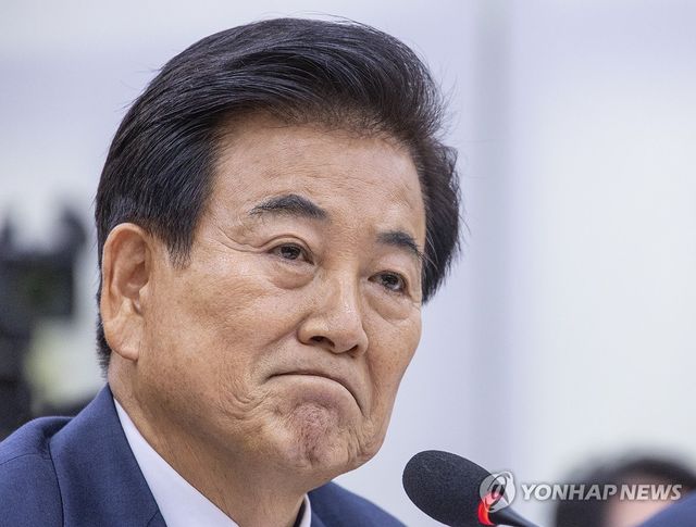 의원 질의 듣는 정동영 통일부 장관