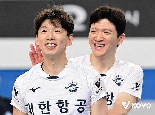 대한항공의 옛 주장 한선수와 새 주장 정지석(오른쪽) 