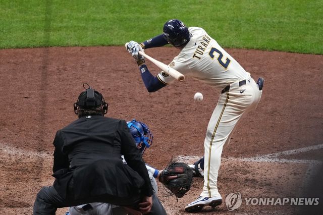 9회말 2사 만루에서 몸쪽 공을 피하는 밀워키 투랑.