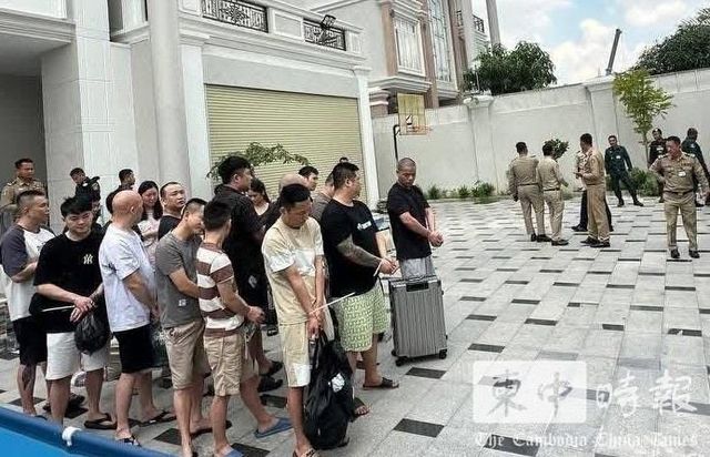 캄보디아 프놈펜의 범죄단지에서 체포되는 중국인들