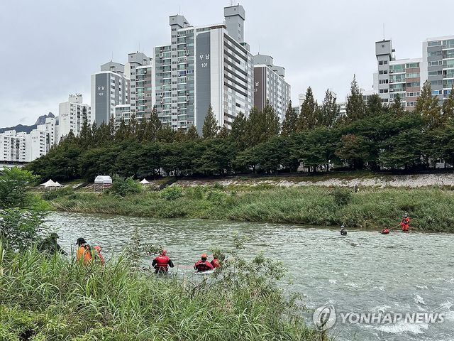 중랑천 수색하는 소방당국
