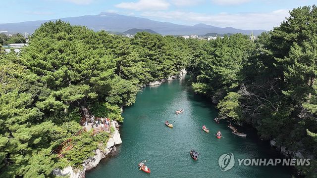 제주 서귀포시 하효동 쇠소깍의 뱃놀이