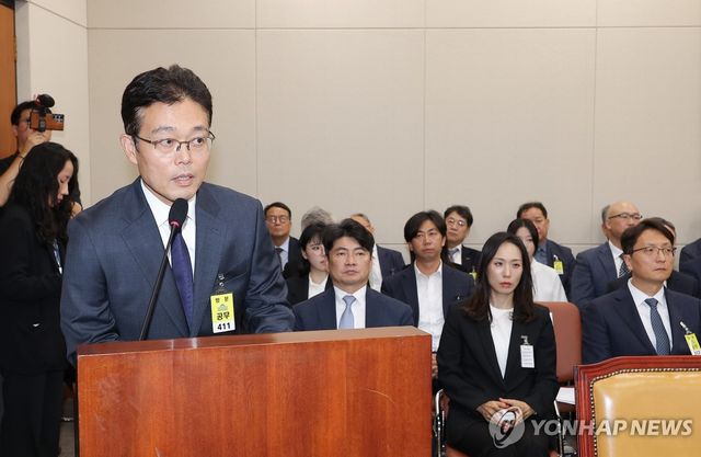 의원 질의에 답하는 이상록 한국TV홈쇼핑 협회장