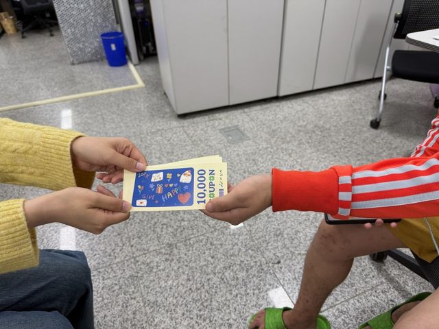 쿠폰을 지급하는 모습