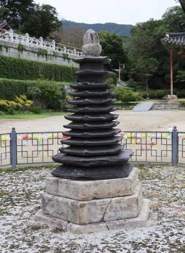 점판암으로 만든 육각다층탑[사진/백승렬 기자]