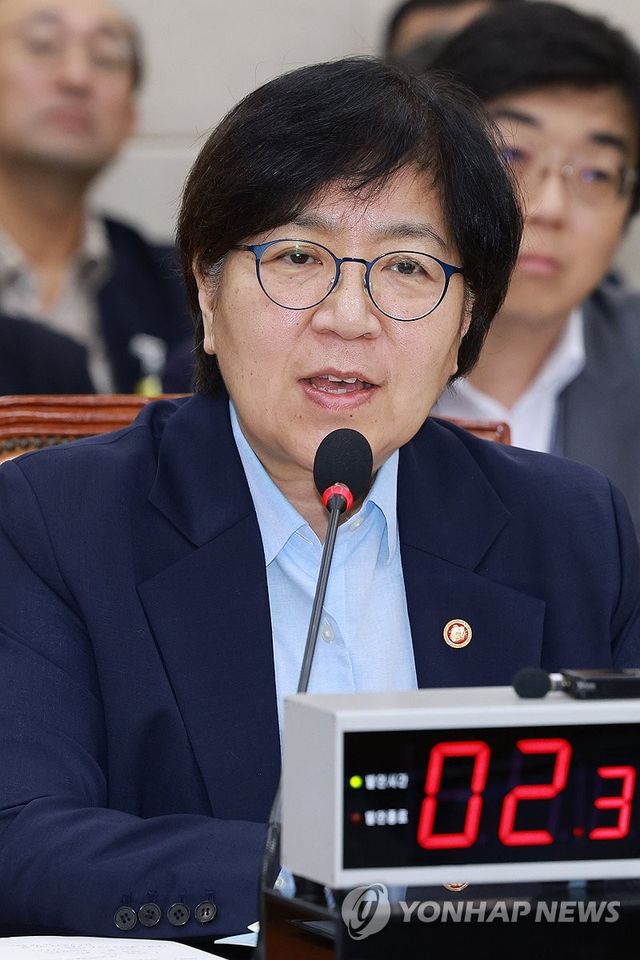 질의에 답하는 정은경 보건복지부 장관