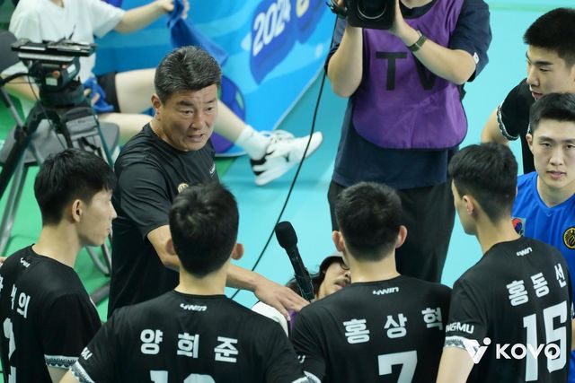 작전 지시하는 박삼용 상무 감독(중앙)