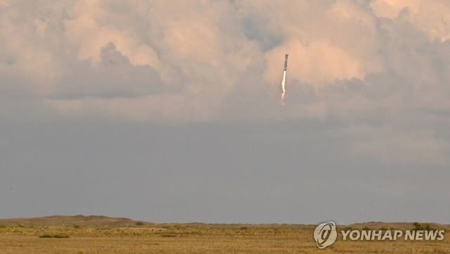 13일 발사 후 다시 하강하는 스타십 로켓 부스터 '슈퍼헤비' 
