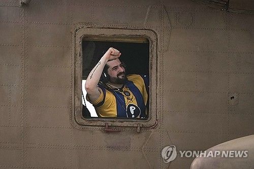 주먹을 불끈 쥐어 보이는 지브 베르만