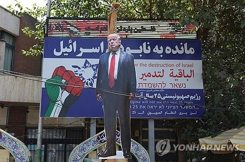 이란 테헤란 팔레스타인 광장에 설치된 교수형 당하는 트럼프 대통령 사진 모형