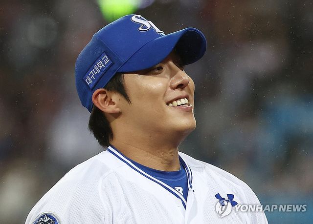 원태인 '웃으며 더그아웃으로'