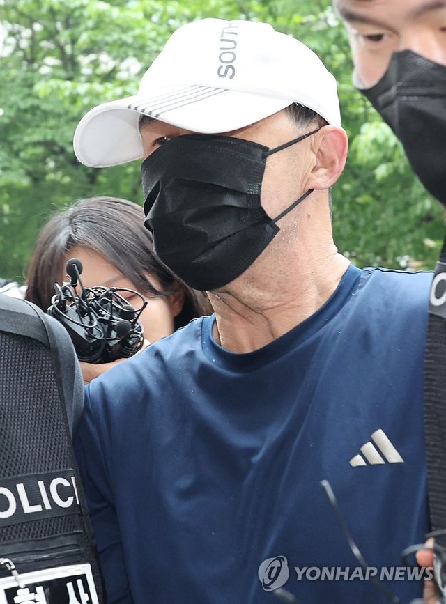 서울 지하철 5호선 열차에 방화를 한 원모씨가 지난 6월 구속 전 피의자심문(영장실질심사)에 출석하는 모습 [연합뉴스 자료사진]