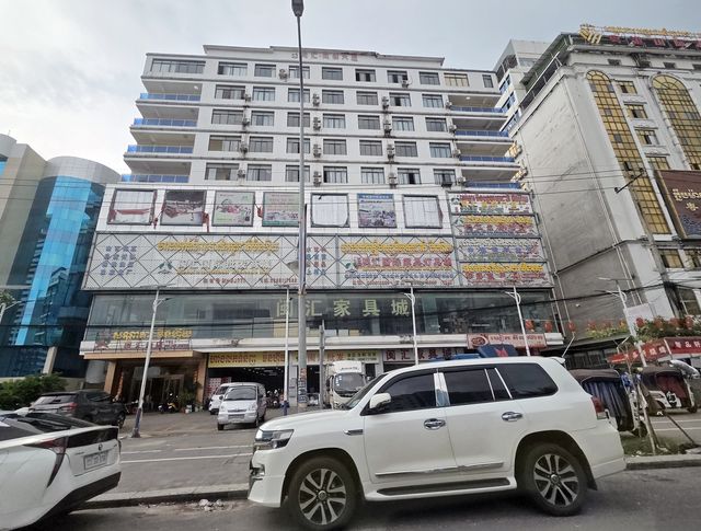 중국어 간판 즐비한 캄보디아 시하누크빌 상가 건물