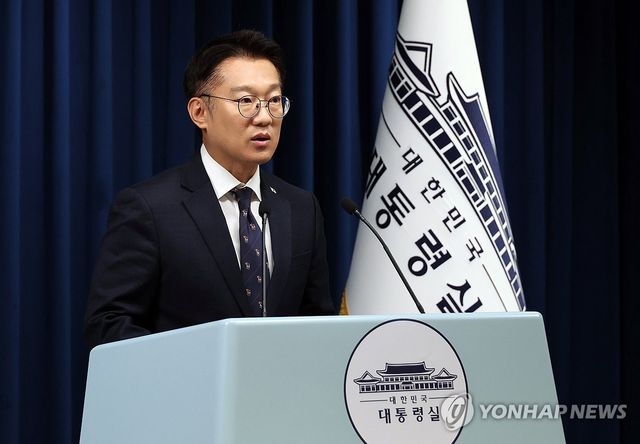 브리핑 하는 김남준 대변인