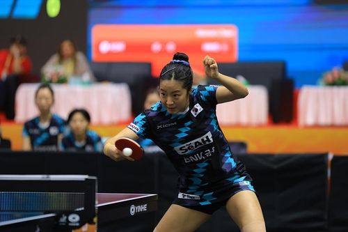 아시아선수권서 백핸드 공격하는 신유빈