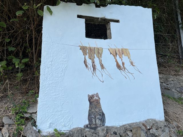 동해 등대오름길 벽화 새 단장