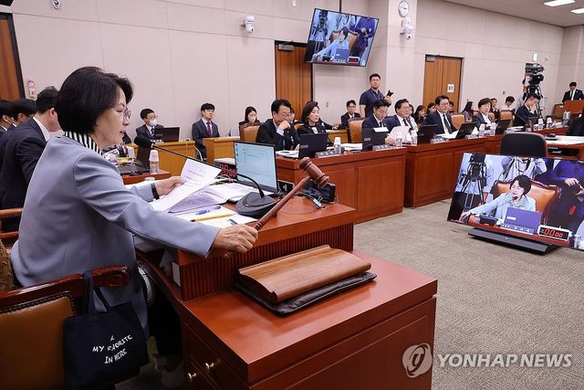 의사봉 두드리는 추미애 법사위원장