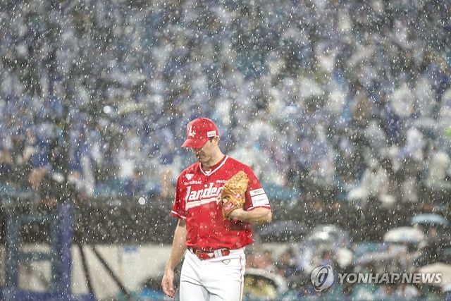갑자기 쏟아지는 비에 중단되는 프로야구 준PO 3차전