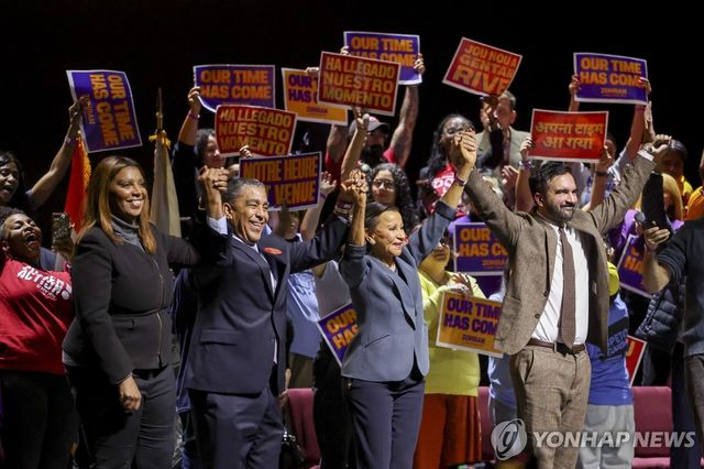 민주당 뉴욕시장 후보 맘다니(맨 온른쪽) 유세에 함께 한 레티샤 제임스 뉴욕주 법무장관(맨 왼쪽)